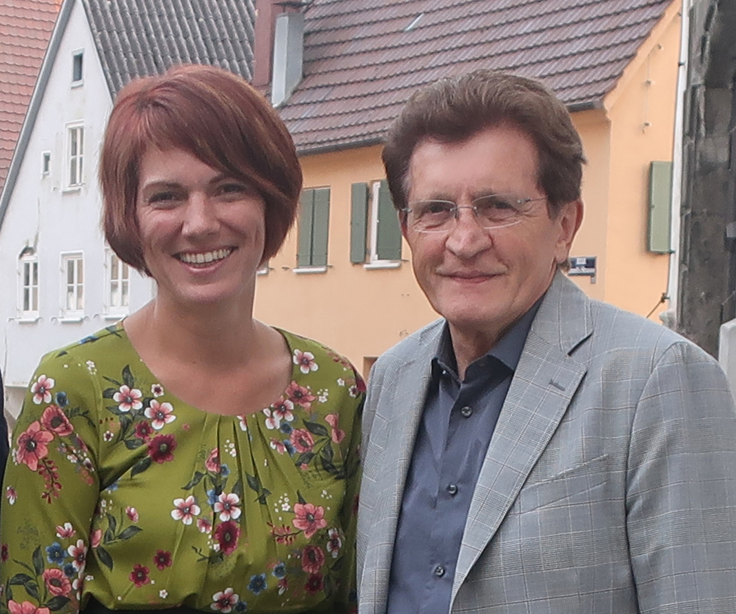 Im Bild (von links): Bürgermeisterin Katja Müller, Lauingen, und Stimmkreisabgeordneter Georg Winter freuen sich, dass die Stadt Lauingen erneut Stabilisierungshilfen von nun insgesamt 4,3 Mio. Euro vom Freistaat Bayern über die Stabilisierungshilfen erhält.